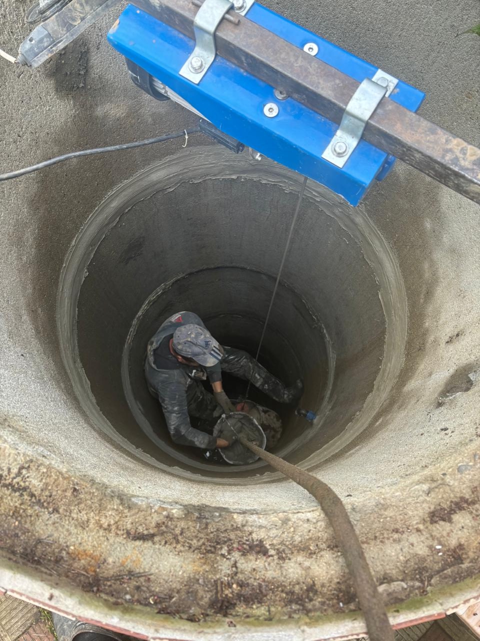 Чистка колодца в Балабаново. Заказы принимаем по номеру: 89685757211 - Дмитрий Замазка швов ,во время чистки колодца на даче в Балабаново.